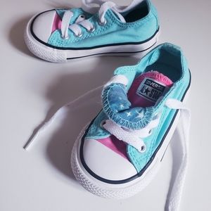 Size 4 Converse shoes. Like new